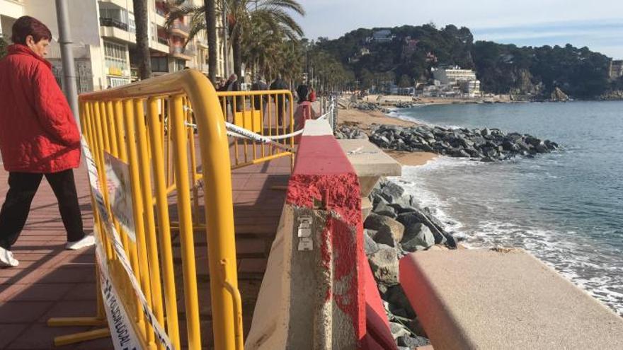 Lloret de Mar recol·loca els bancs al passeig marítim