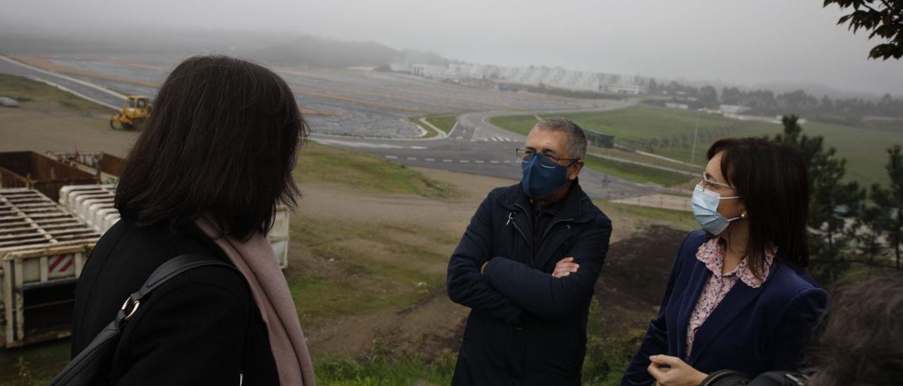 Paz Orviz (a la derecha) y Nieves Roqueñí muestran a Hugo Morán los avances en las obras de la planta de Cogersa, a su espalda. | Á. González