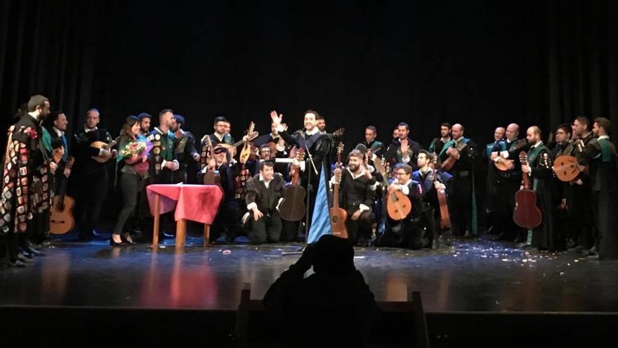 Tuna ganadora del Certamen Nacional de Tunas anoche en el Teatro Circo de Orihuela