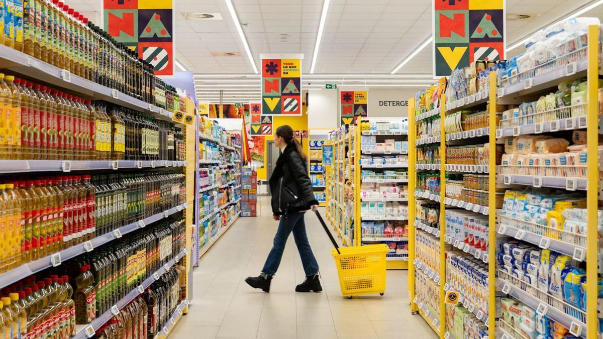 Una clienta en un supermercado de Alimerka.