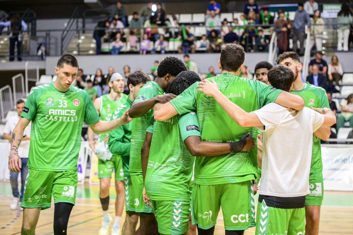 Los jugadores del Amics Castelló, en un duelo de la presente temporada.
