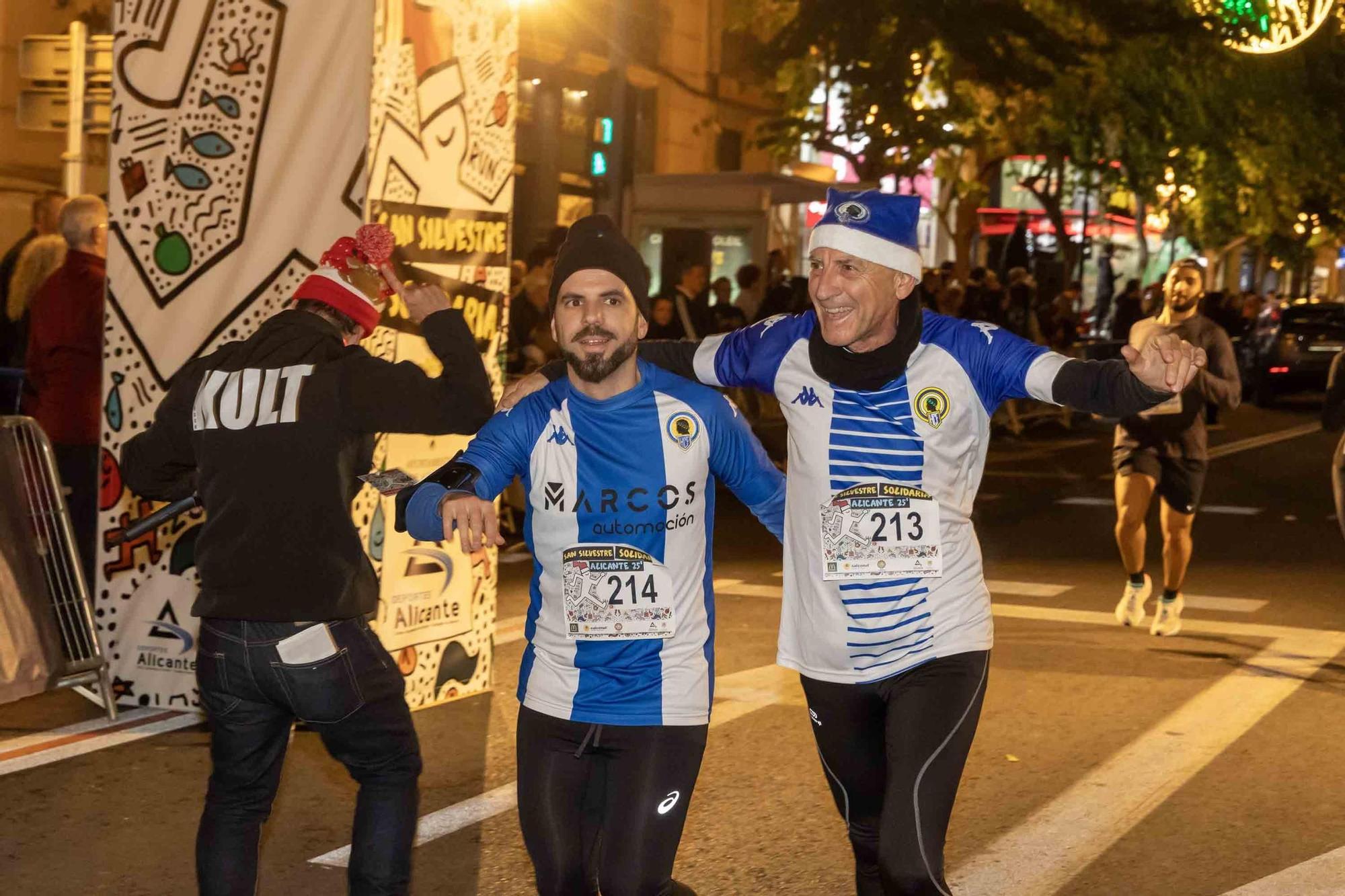 La San Silvestre de Alicante llena de colorido la ciudad