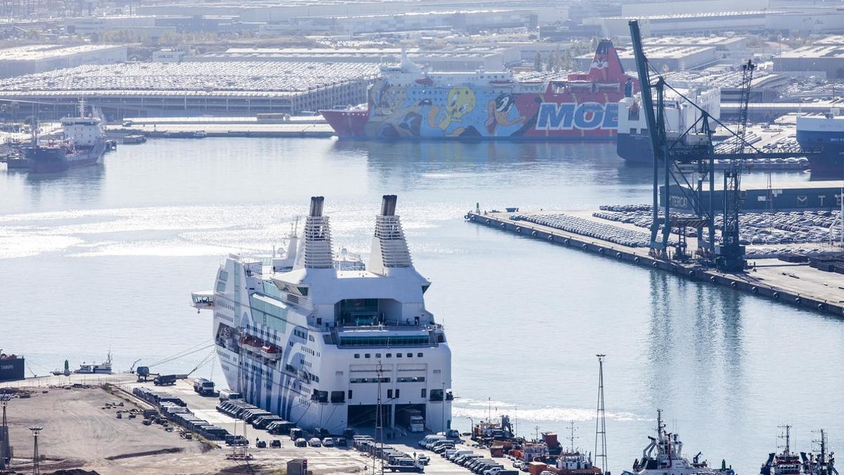 El 'Moby Dada', uno de los tres cruceros que han alojado policías en el puerto de Barcelona.