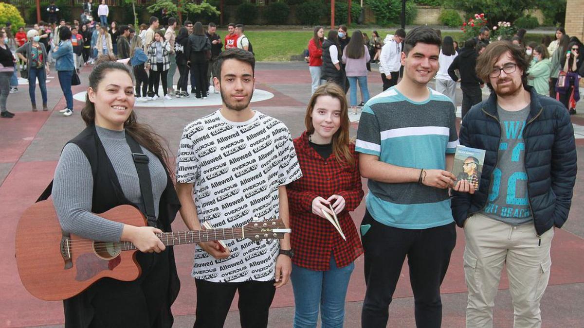 La cantautora Sheila Patricia, con alumnos del CIFP Portovello, ayer.