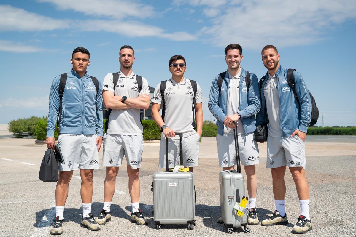 Mateus Maia, Piqueras, Luan Muller, Ernesto y Charuto posan al llegar a Tudela.