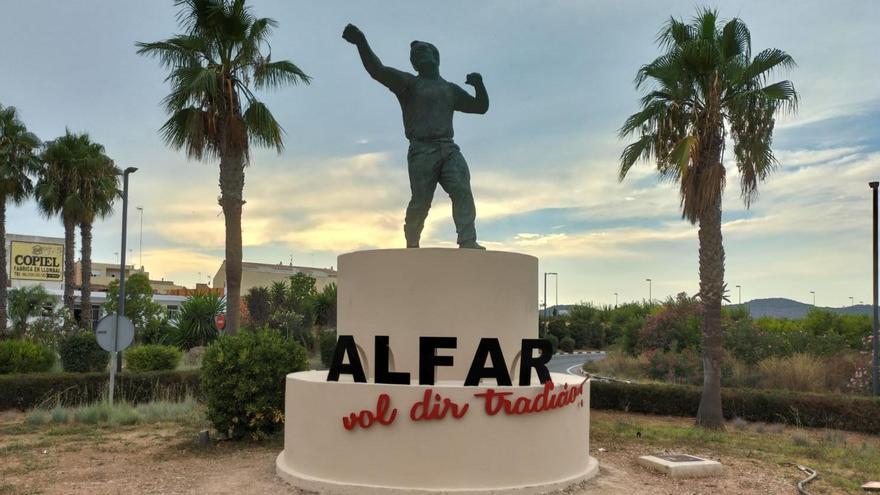 El monumento de una rotonda en el que ha desaparecido la &quot;b&quot; del topónimo en valenciano.