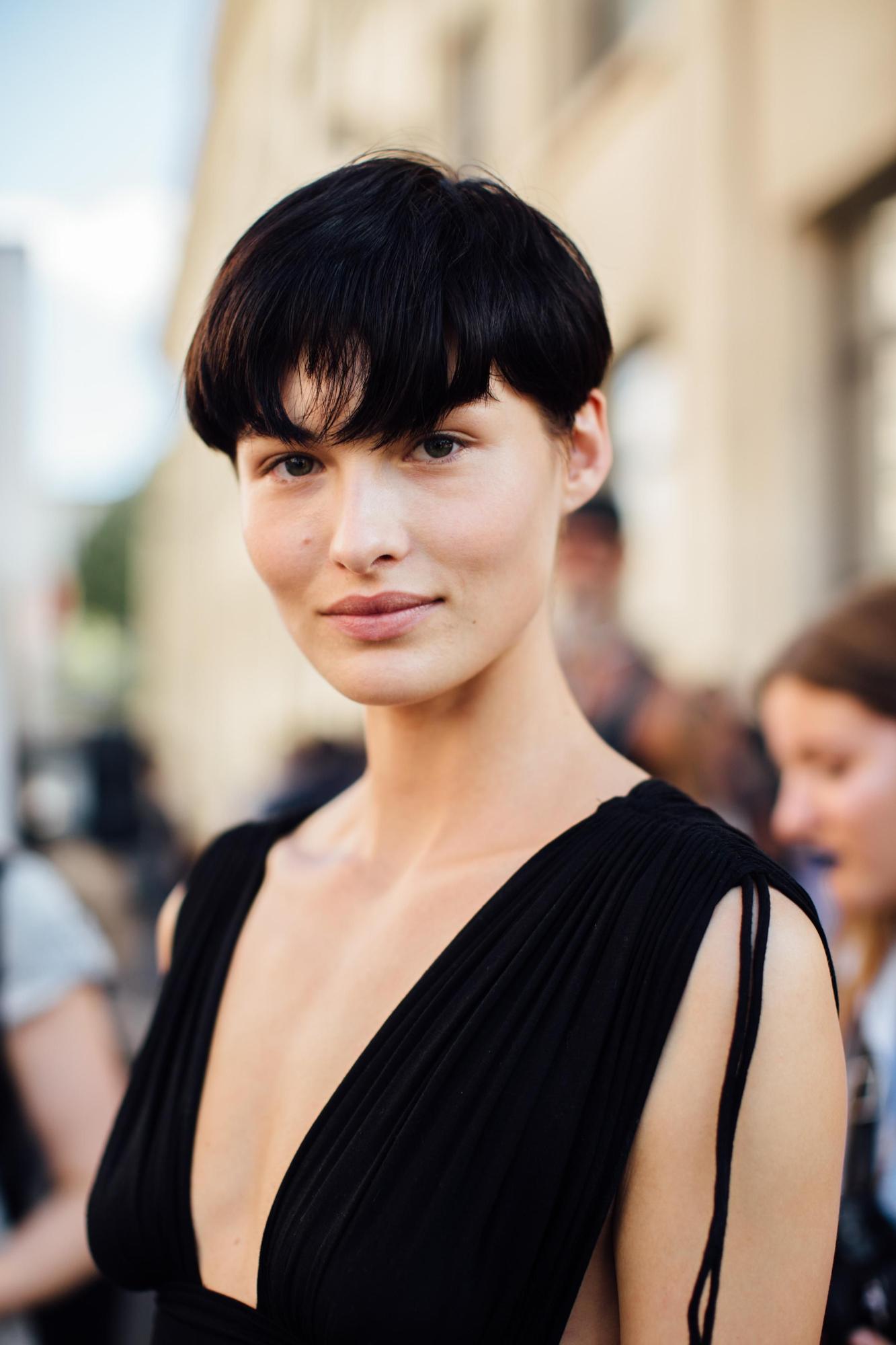 Mujer con corte de pelo pixie con flequillo