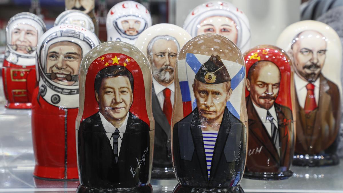 Matrioscas rusas con los retratos de Putin y Xi Jinping.