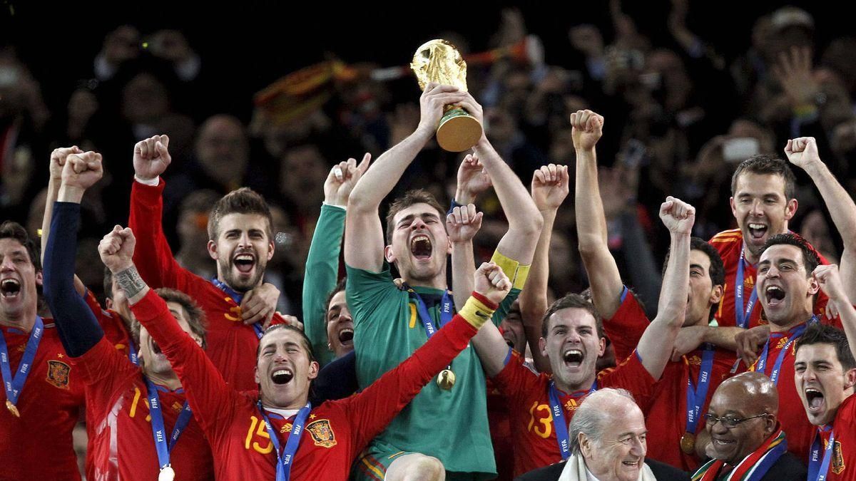 Los jugadores de España celebran el Mundial en 2010