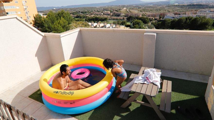 Félix y su hija, en la piscina que tienen en su casa de Molina de Segura.