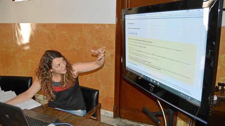 Montse Venturós, alcaldessa de Berga, explicant als periodistes el nou portal municipal, ahir