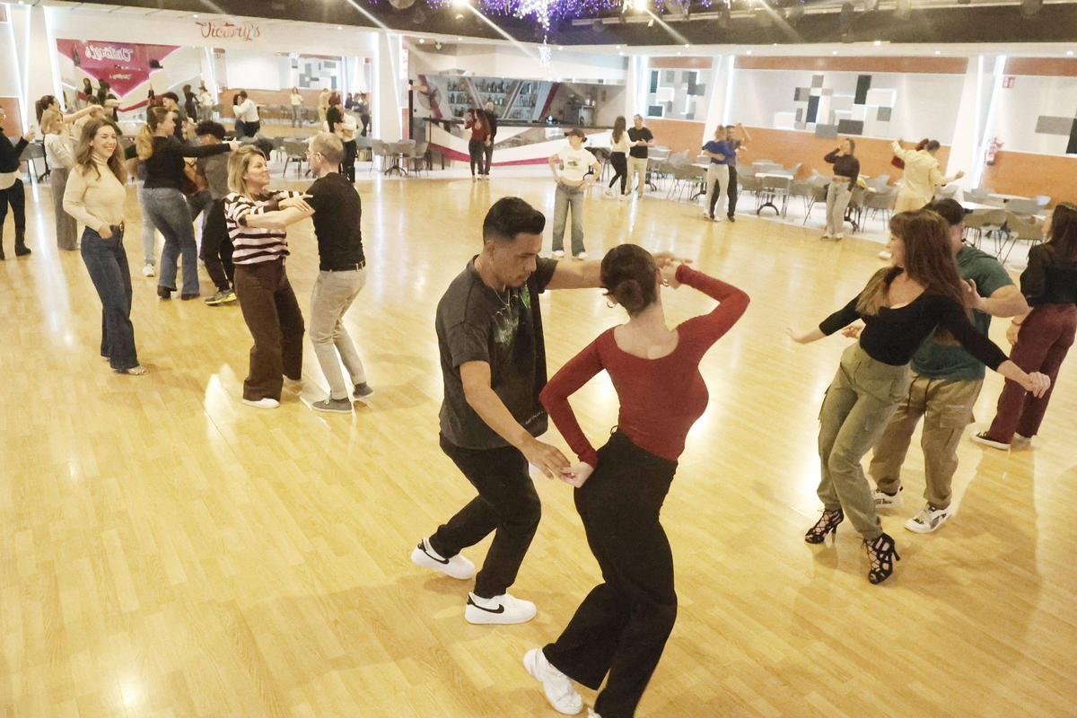 Una clase de bachata en la academia Victory's