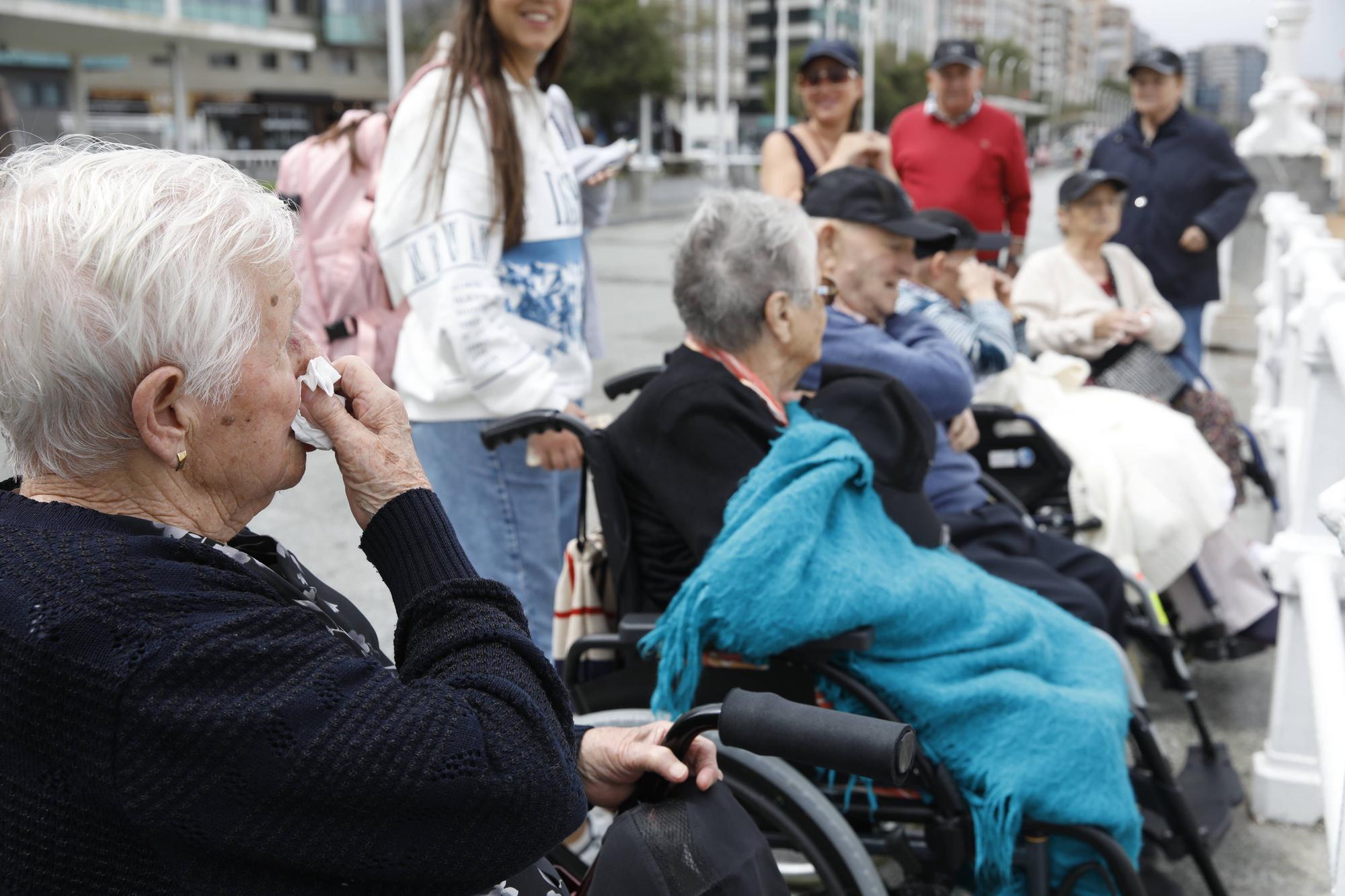 Los mayores de una residencia de Zamora visitan Gijón para ver por primera vez el mar (en imágenes)