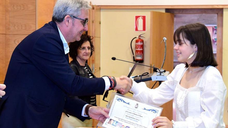 El diputado Blas García entrega el diploma a una alumna / diputación
