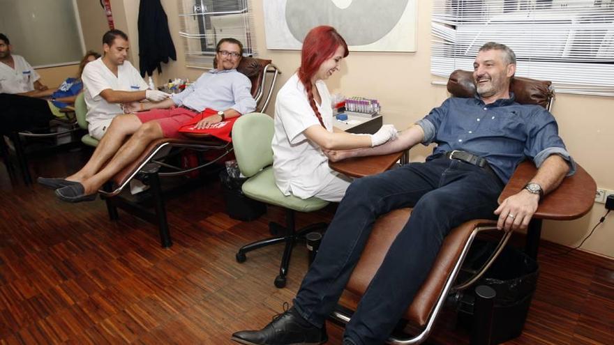 El secretario general de Podemos, Óscar Urralburu, se animó ayer a donar sangre.