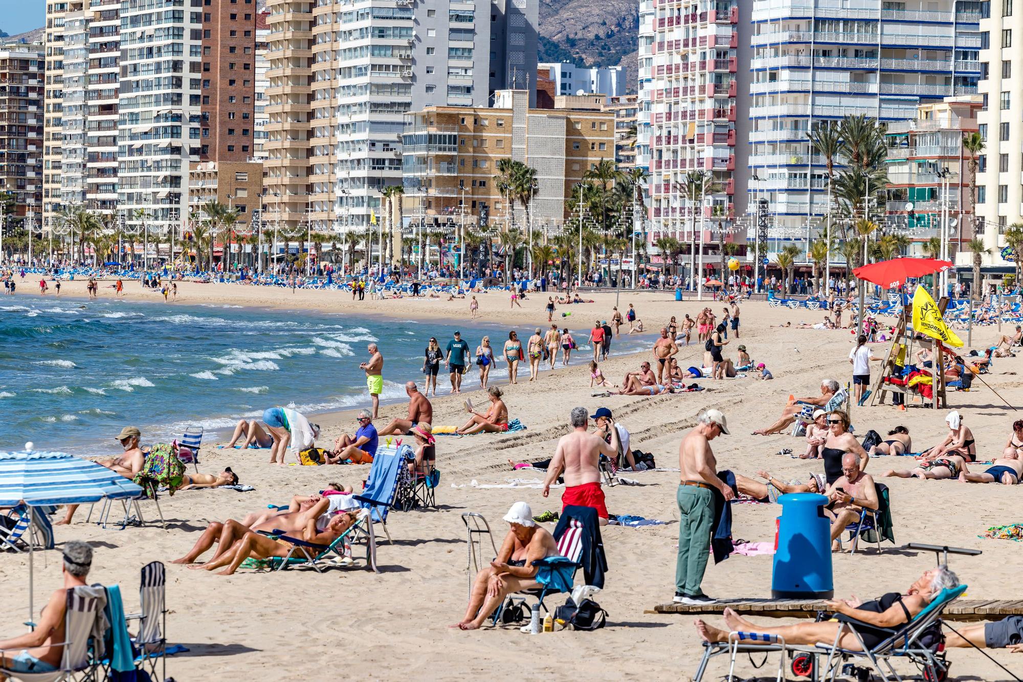 Ambiente turístico y altas temperaturas en Benidorm