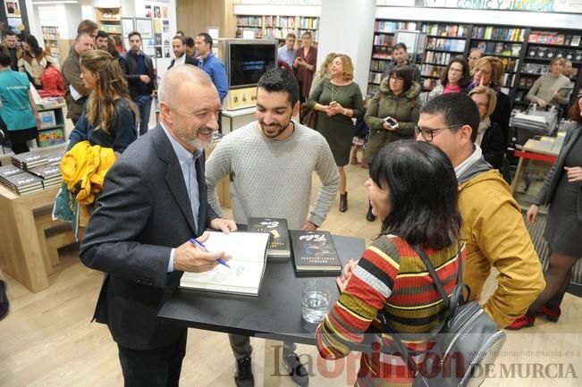 Colas por la firma de libros de Pérez-Reverte