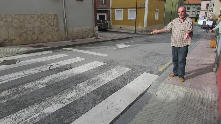 Pedro Morán señala uno de los pasos de cebra del barrio de Bustillo, ayer.