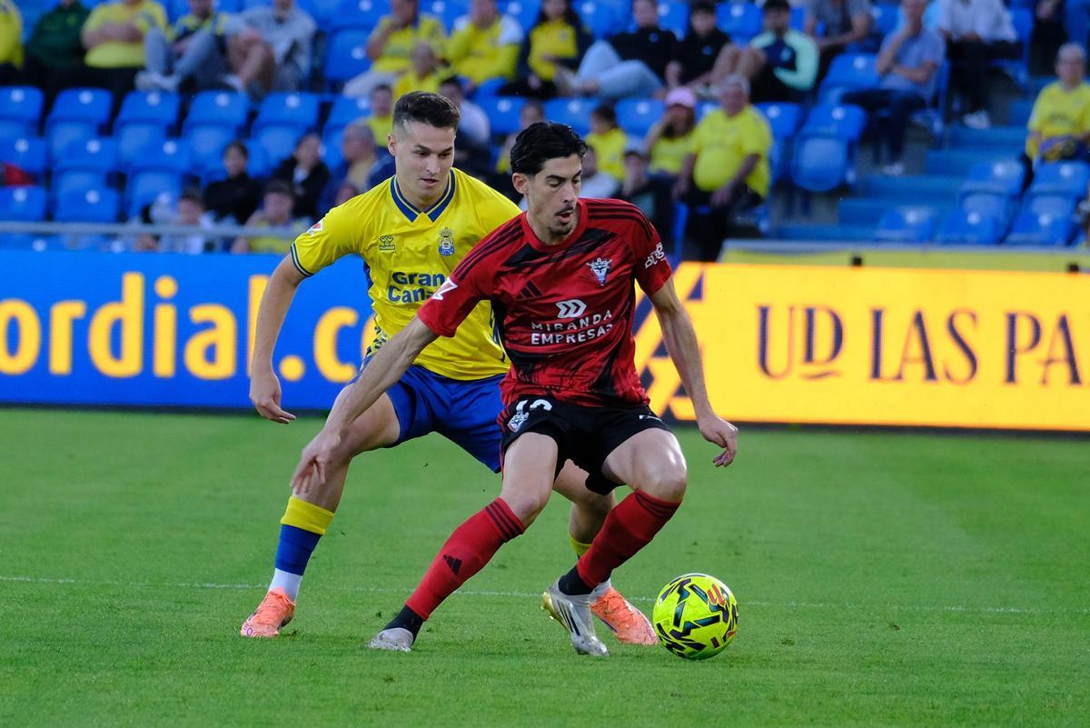 Mika presiona a Carlos Fernández.