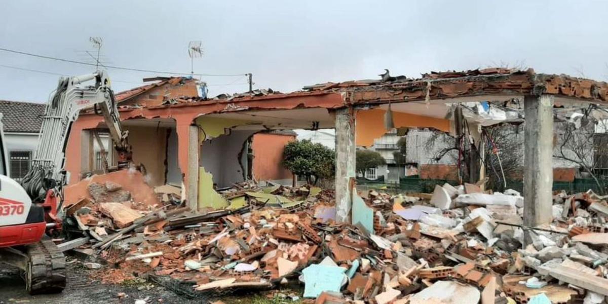 Estado en el que quedaron los inmuebles derribados en Melide /PP