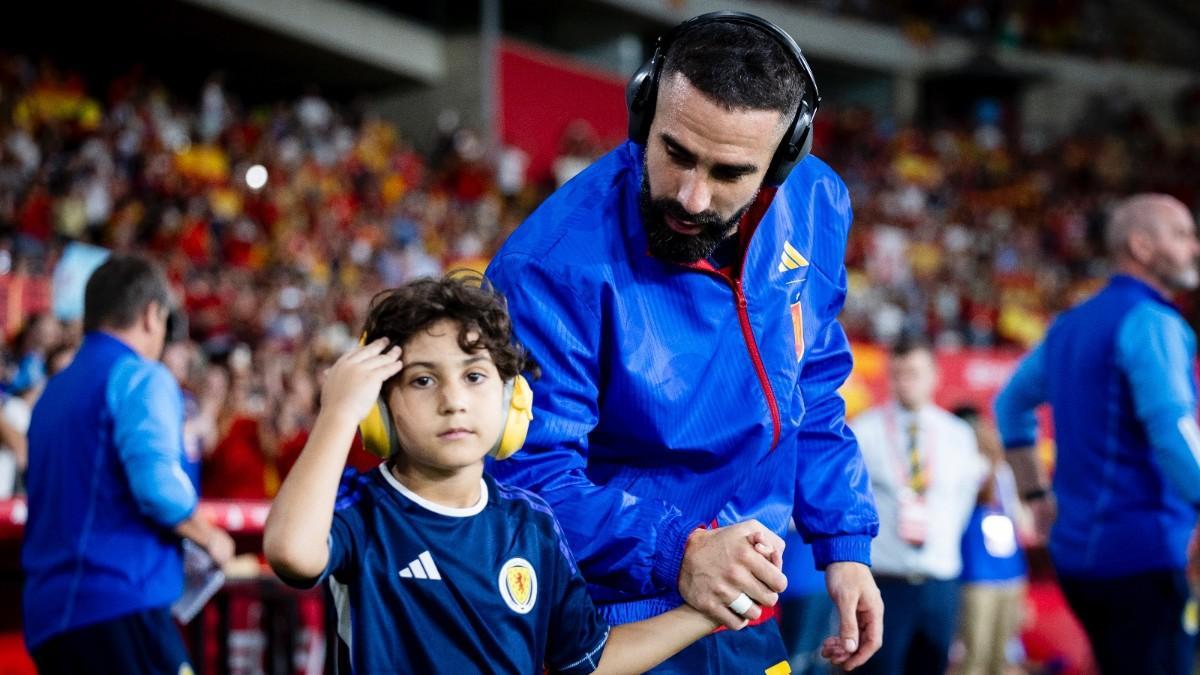 Carvajal ha saltado al campo con unos auriculares canceladores de ruido