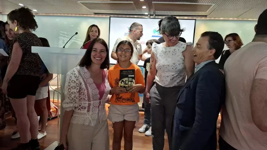 Unha rapaza de Chapela gaña lendo en galego o concurso infantil da Feira de Madrid