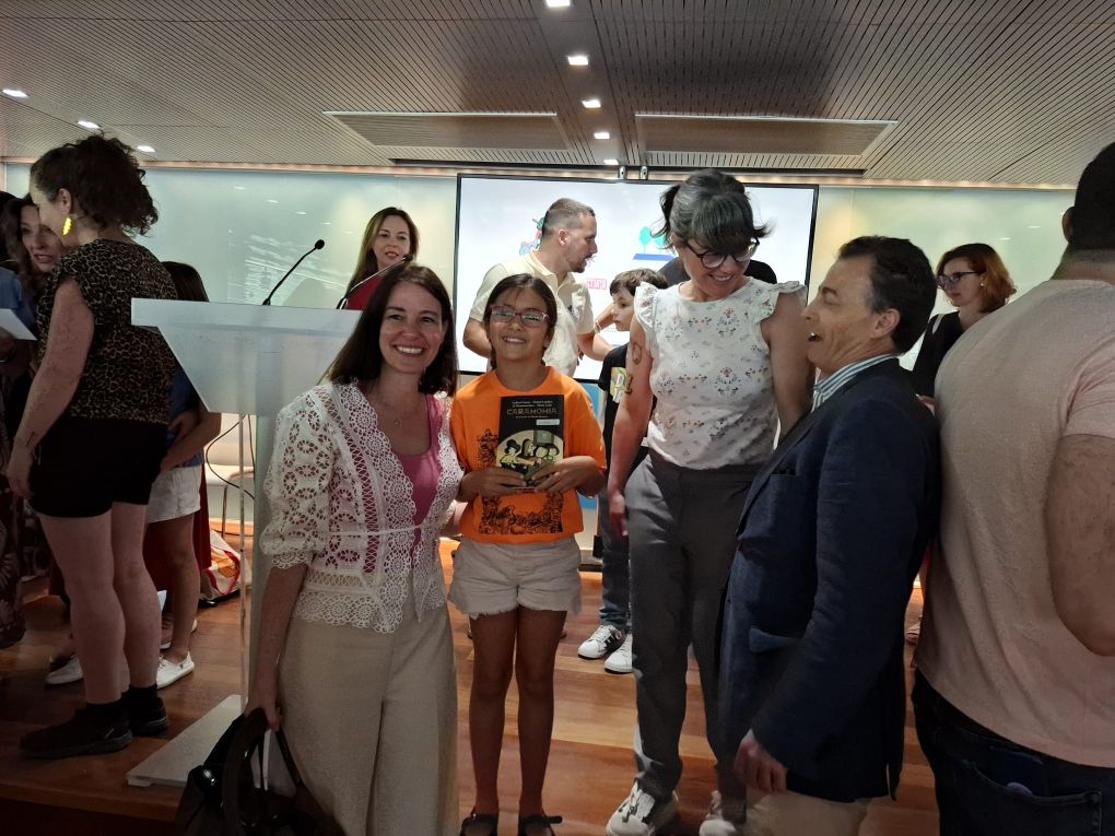 Candela Peña e os alumnos de CEIP Laredo, de Chapela, que gañaron un concurso de lectura na Feira de Madrid