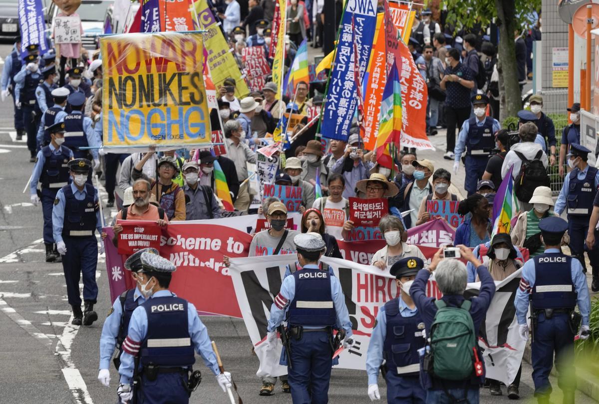 Los líderes del G7 visitan el Memorial Park para las víctimas de la bomba atómica en Hiroshima, entre protestas