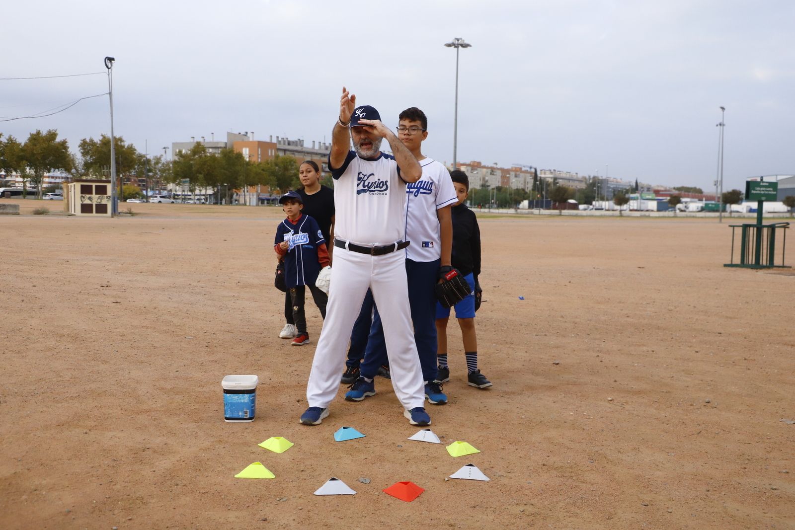 El béisbol une a cordobeses y migrantes en el club Kyrios