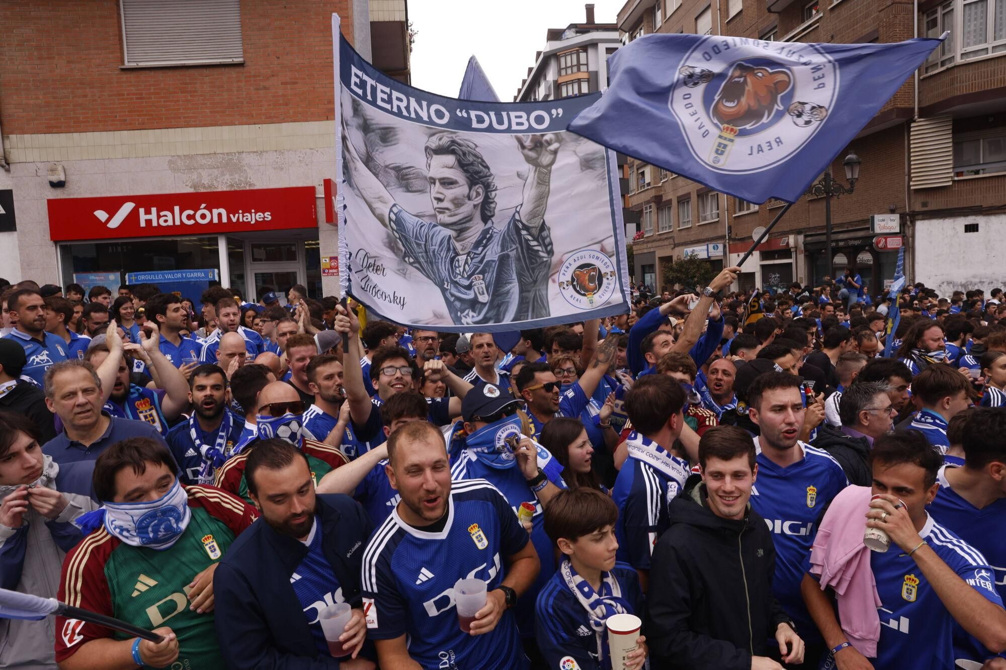 EN IMÁGENES: Espectacular recibimiento de la afición del Oviedo a su equipo antes de la vuelta por el ascenso contra el Almería