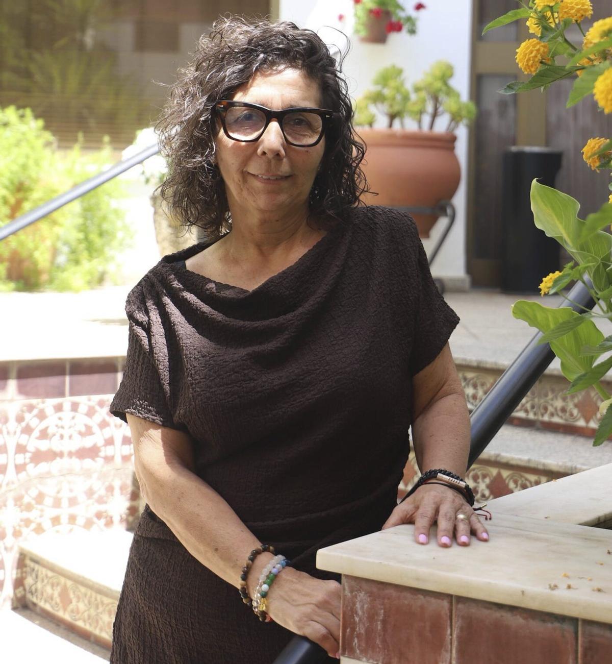 Elena Rizos, presidenta de Aehcor y directora del hotel Averroes, en el patio de este establecimiento.  | VÍCTOR CASTRO