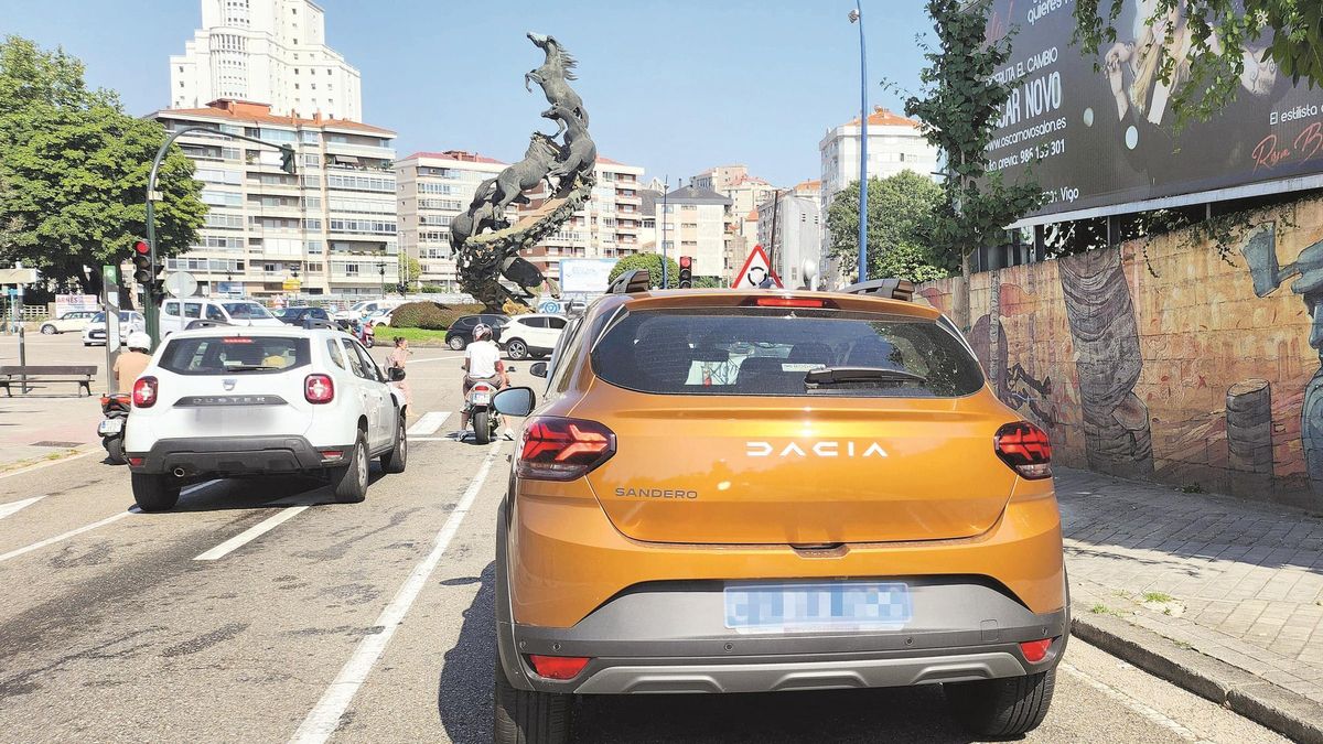 Un vehículo VTC, ayer por el entorno de la Plaza de España.