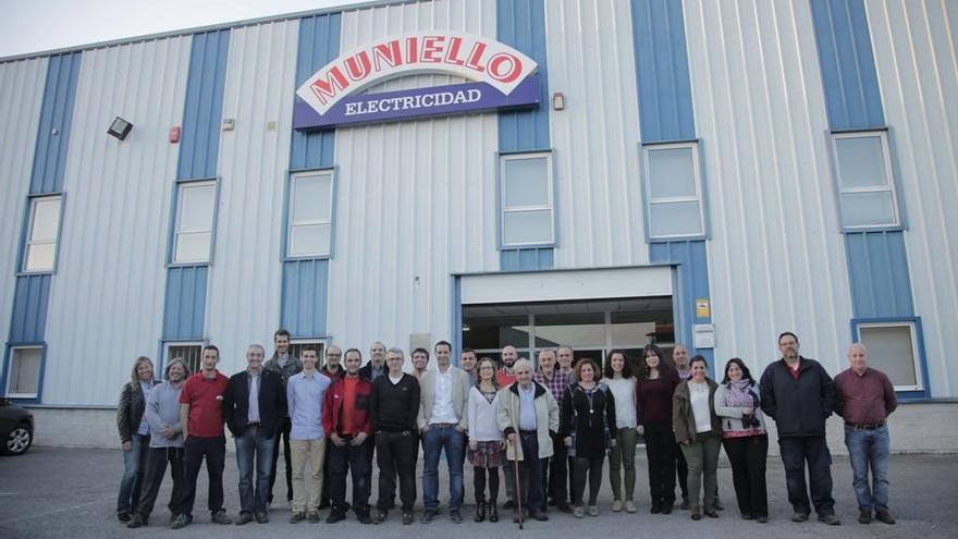 Foto de familia de toda la plantilla, con Prudencio Díaz de Monasterio-Guren al frente como presidente de Muniello Electricidad