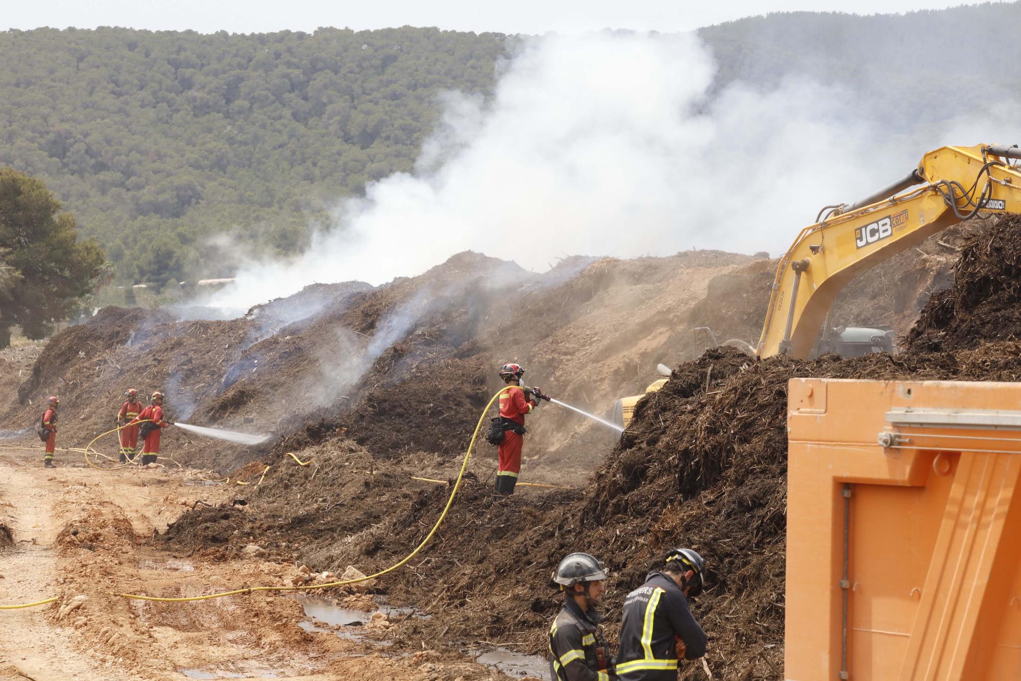 Galería de imágenes del refuerzo de la UME en la planta de biomasa en Ibiza