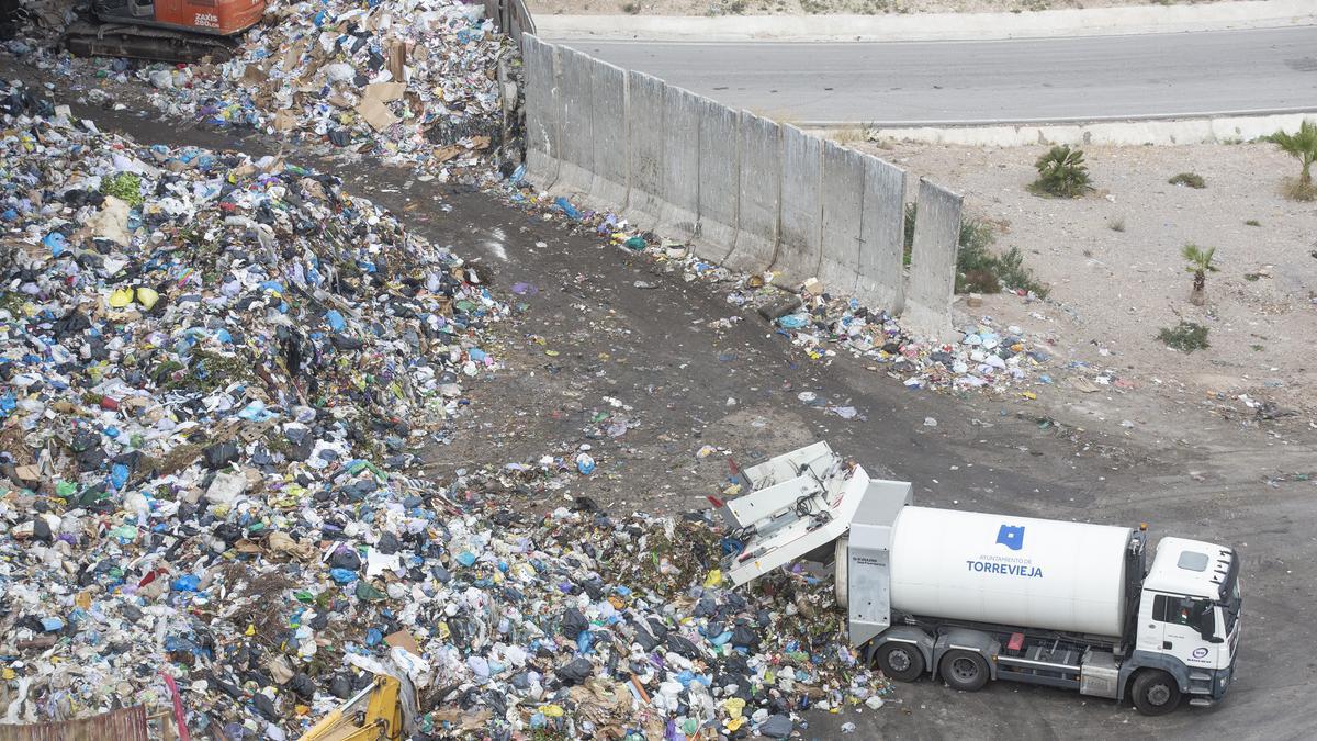 Vertedero de tratamiento y eliminación de basuras en Xixona, que ya no puede asumir más residuos de la Vega Baja