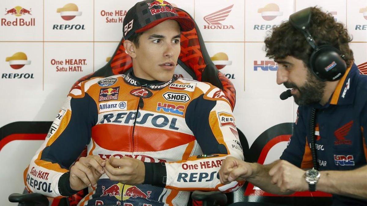 Marc Márquez y Santi Hernández, en el box del Repsol Honda