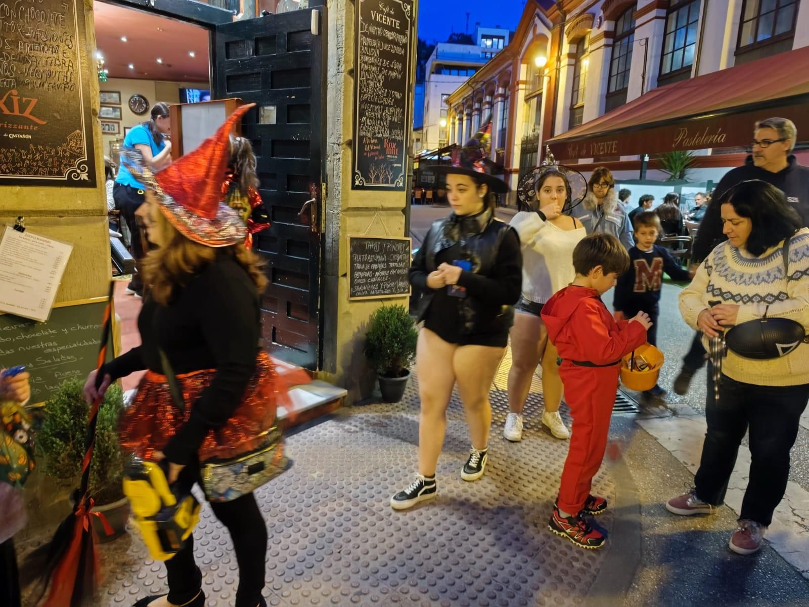 'Truco o trato': brujas, vampiros y fantasmas invaden Villaviciosa en una tarde terrorífica