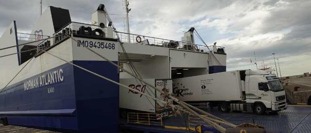 Uno de los barcos que cubrían la autopista del mar de Gijón. // A. G.