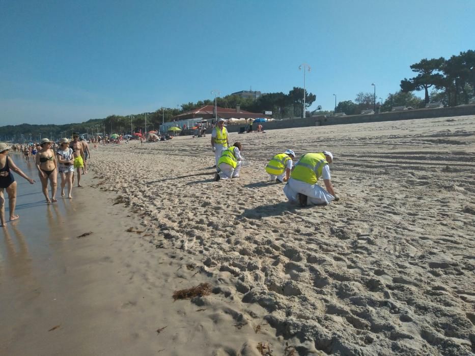 Los bañistas vuelven a Samil pese a que se desacon