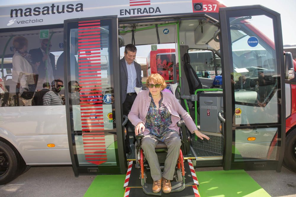 El rapero alicantino presenta ha presentado la nueva flota de vehículos accesibles e interpreta uno de sus temas