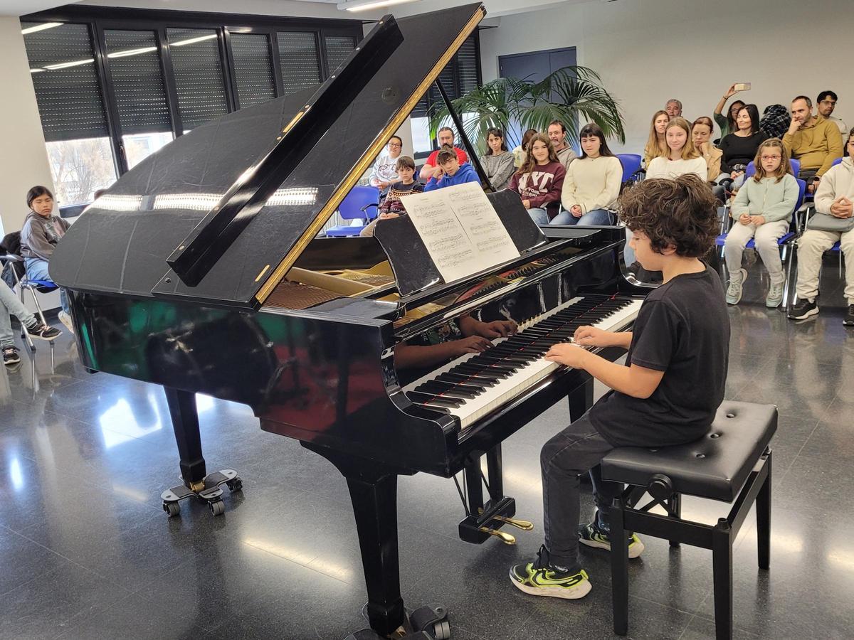 Un alumne de piano de l'Escola de Música de la Seu