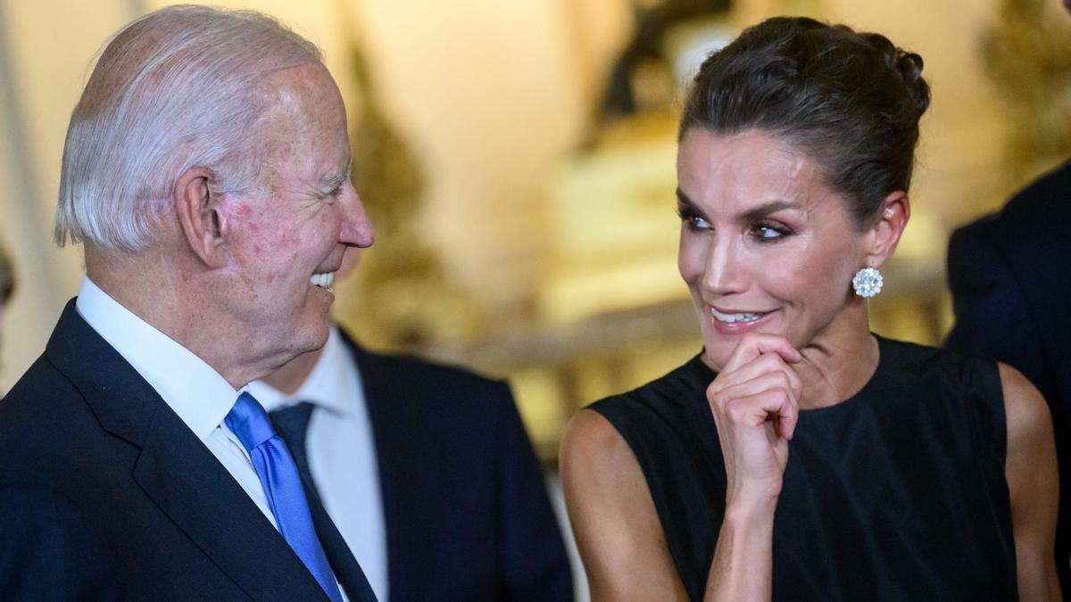 Königin Letizia unterhält sich beim Nato-Gipfel in Madrid mit US-Präsident Joe Biden (28.6.2022).