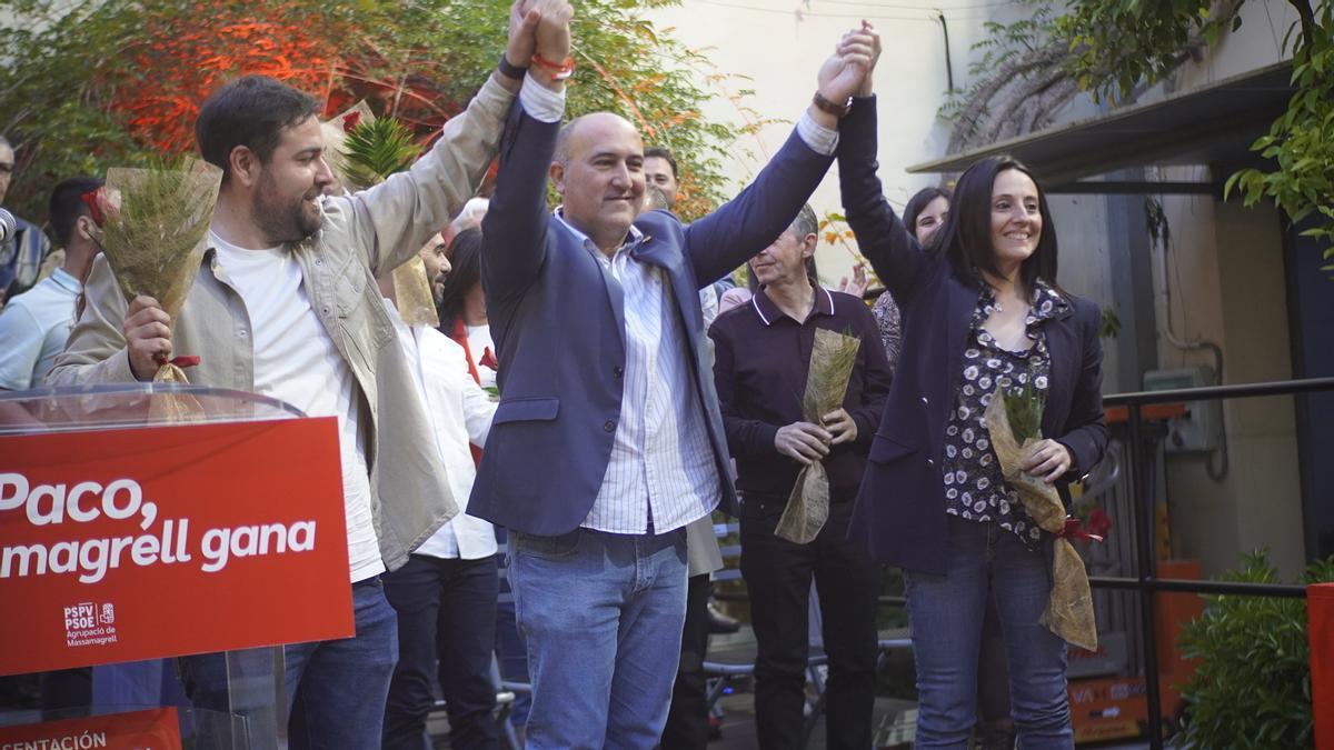 Fran López y Rebeca Torró arropan a Paco Gómez