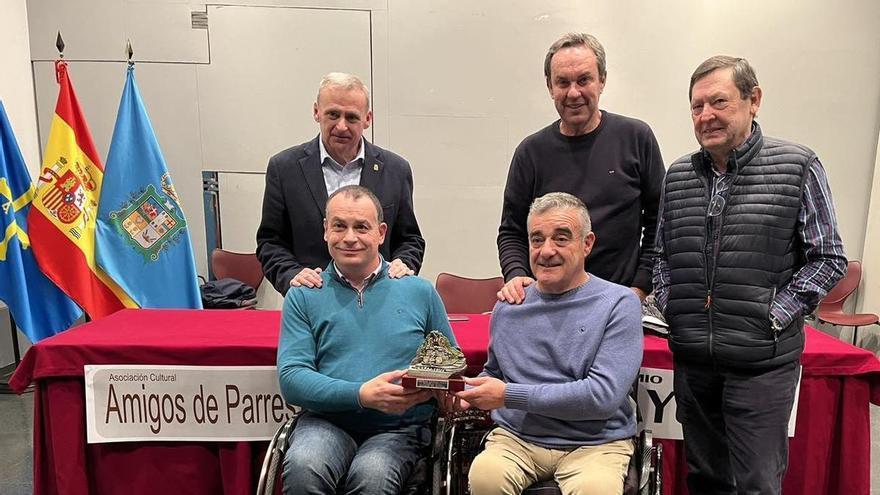 José Alberto Álvarez y Jesús Antonio Fernández, recogen el premio Fayuela-2024, otorgado a la organización del Descenso del Sella Adaptado