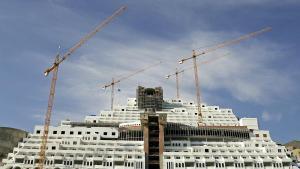 GRA243. ALMERÍA, 18/02/2016.- Fotografía de archivo (13/12/2005) del hotel Algarrobico, construido en el Cabo de Gata, en Carboneras (Almería), el cual, según una setencia del Tribunal Supremo divultada hoy, se edificó sobre terreno no urbanizable. La Sala de lo Contencioso del alto tribunal ha aceptado los recursos de Greenpeace y de la Junta de Andalucía y ha anulado la sentencia del Tribunal Superior de Justicia de Andalucía que en marzo de 2014 falló a favor de la constructora Azata del Sol. EFE/Jose Manuel Vidal. PUBLICADA EPC 19/02/2016 P 36