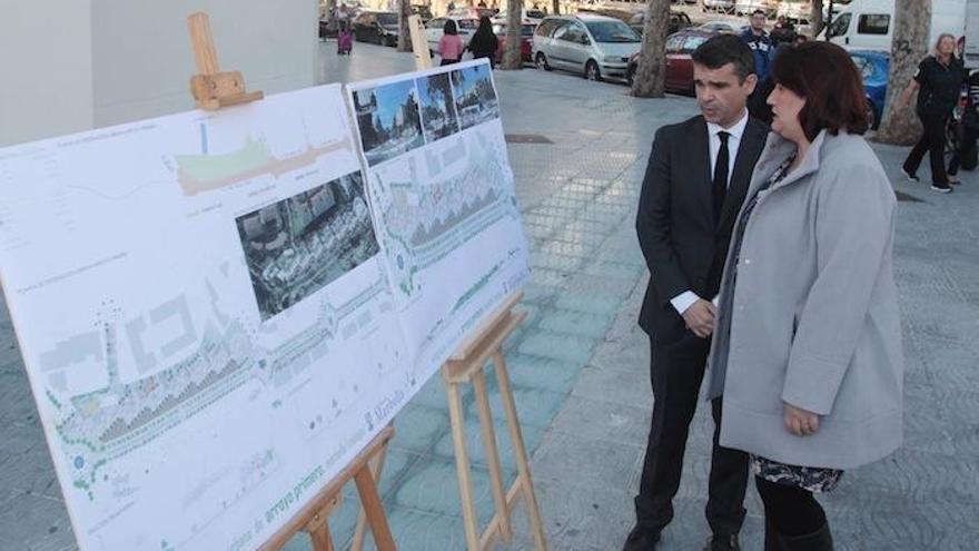El alcalde de Marbella, José Bernal, y la edil de Obras, Blanca Fernández, presentaron el proyecto.