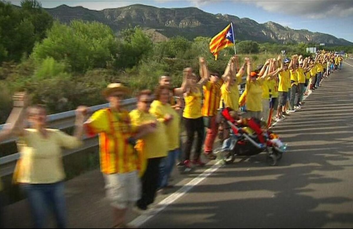 La Via Catalana, el mes de setembre passat, en una imatge del resum de l’any de TV-3. La Via Catalana, el mes de setembre passat, en una imatge del resum de l’any de TV-3.