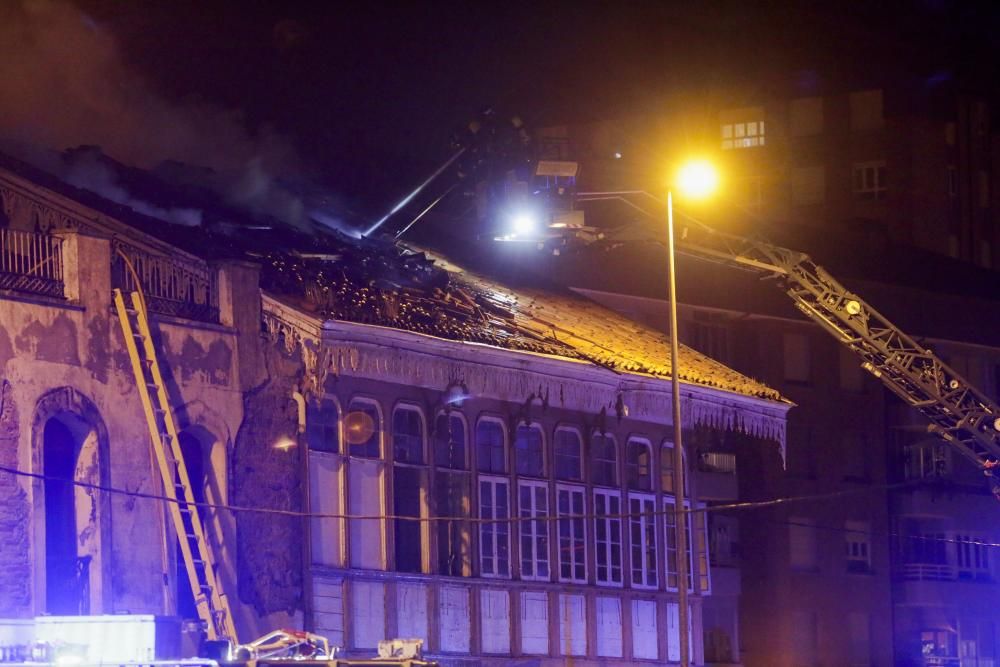 Un fuego destruye el chalé de los García Pola, uno de los tesoros indianos de Avilés.