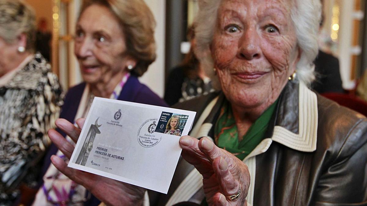 Menchu Álvarez del Valle, en octubre de 2015, en la presentación de un sello con la imagen de la Princesa Leonor. | |  LNE