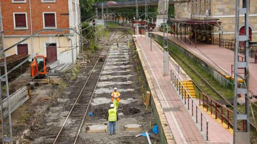 Varios operarios trabajan en las vías en Sama.